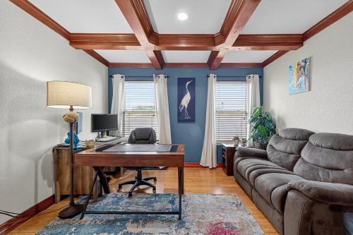 Posezení v ubytování Smart Lighting, Master Suite & Game Room Fun