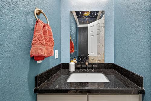 Koupelna v ubytování Smart Lighting, Master Suite & Game Room Fun