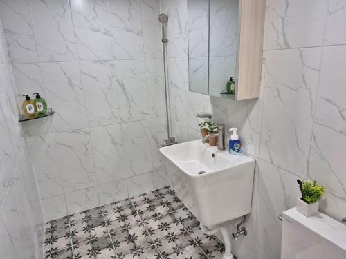 仁川市Reto House的带水槽和淋浴的白色浴室