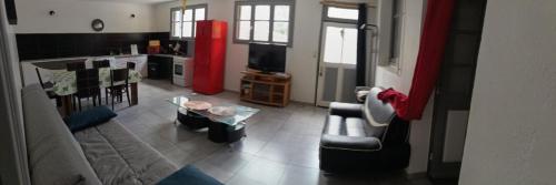 un salon avec un canapé et une table dans l'établissement Eco domaine 12hectares meublé pour 6 personnes, à Plouray