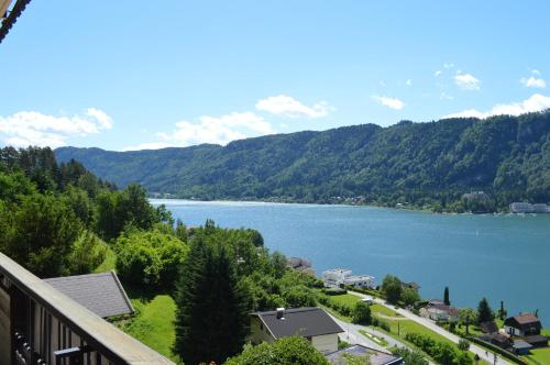a view of a lake from a balcony at Jaeger Guesthouse in Annenheim