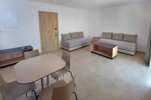 Panas Villas tesisinde bir oturma alanı