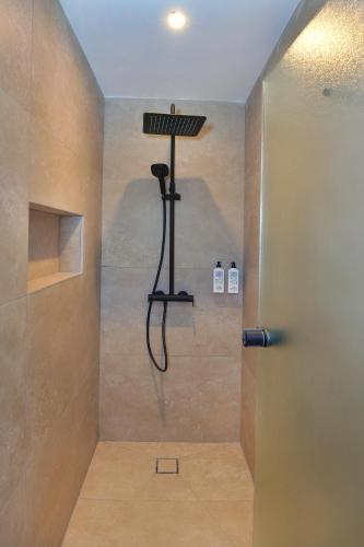 un bagno con doccia con luce a parete di Panas Villas a Ayia Napa