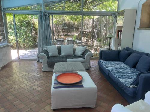 un salon avec des canapés et une table dans l'établissement Agréable maison de 65 m2 avec grande piscine, à Aix-en-Provence