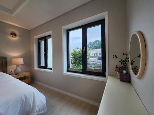 Postel nebo postele na pokoji v ubytování Aewol Yusuam Shell Hansion