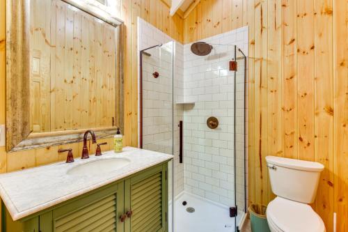 Ένα μπάνιο στο Tranquil Highlands Cottage with Fire Pit and Stream!