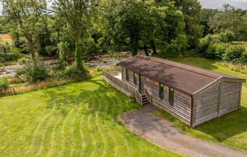 an overhead view of a tiny house in a field at Kingfisher Lodge Riverdale in West Tanfield