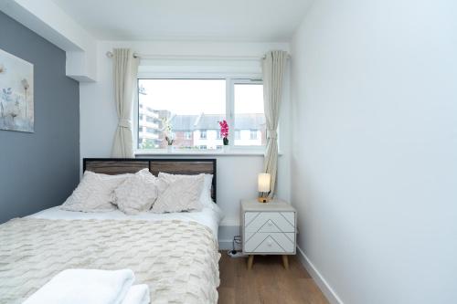 a bedroom with a bed and a window at Open Mind Property -8 Guests, 4Beds & Free Parking in Hayling Island