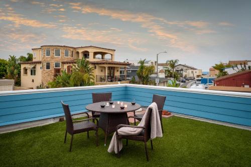 a patio with a table and chairs on a roof at Sea La Vie by Paradise Retreats in Ventura