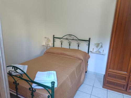 a bedroom with a bed in a room at angelhouse1 in Pozzomaggiore