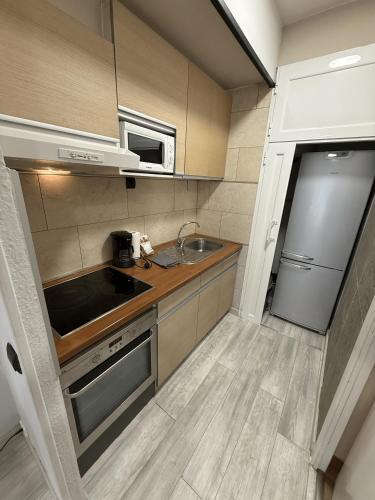 eine kleine Küche mit Spüle und Kühlschrank in der Unterkunft TEC by CONFORT in Pas de la Casa