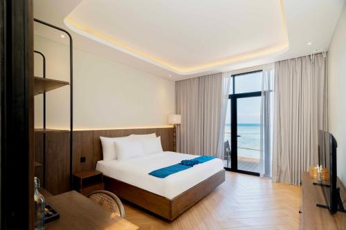 Pulau Tidung-besarにあるNirva Ocean Houseのベッドがあり、海が見えるホテルの部屋