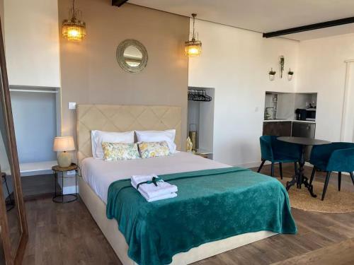 Ένα ή περισσότερα κρεβάτια σε δωμάτιο στο 100 Steps Amazing View