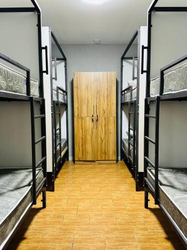 En eller flere senge i et værelse på Cosiness Hostel
