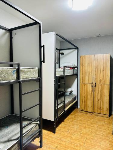 En eller flere senge i et værelse på Cosiness Hostel