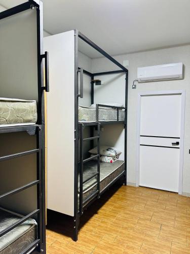 En eller flere køjesenge i et værelse på Cosiness Hostel