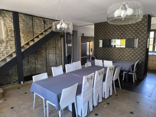 une salle à manger avec une table bleue et des chaises blanches dans l'établissement Chez Marine & Justine, à Charolles