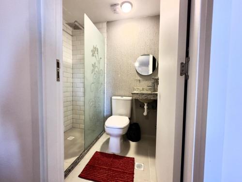a small bathroom with a toilet and a shower at Apartamento en Luque cerca de Asunción 219 in Luque