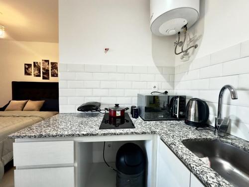 a kitchen with a sink and a counter top at Apartamento en Luque cerca de Asunción 219 in Luque