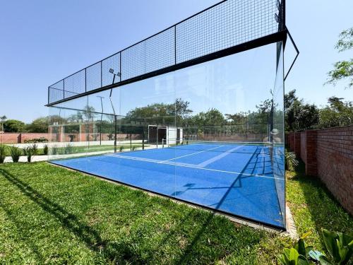 a tennis court with a net on the grass at Apartamento en Luque cerca de Asunción 219 in Luque