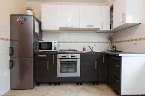 Cozy Apartment with Private Garden & Easy Parking
