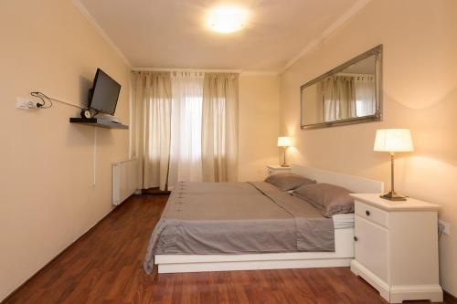 Cozy Apartment with Private Garden & Easy Parking