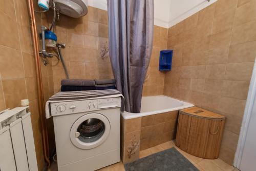 Cozy Apartment with Private Garden & Easy Parking