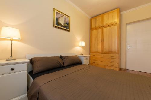 Cozy Apartment with Private Garden & Easy Parking