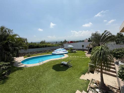 an image of a swimming pool in a yard at Mirador de Águila in Temixco