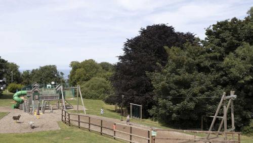 ビデフォードにあるKieras View At Bideford Bayの公園内の滑り台のある遊び場