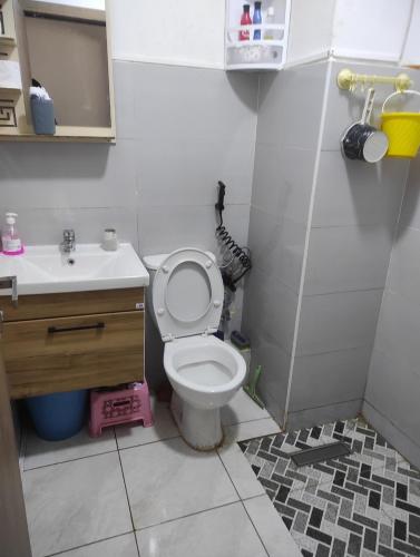 un piccolo bagno con un water e un lavandino di Appartement 5 min à gare Bouskoura & Hôpital Mohamed 6 a Bouskoura