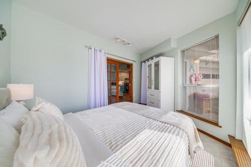Ein Bett oder Betten in einem Zimmer der Unterkunft Less Than 1 Mi to Lake Washington Peaceful Apt in Kenmore