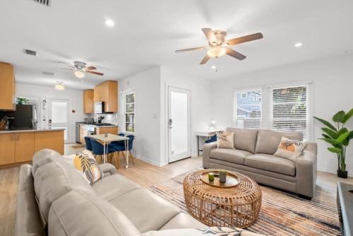 Nhà bếp/bếp nhỏ tại The Hyde Out - Cute Hyde Park Home with Private Hot Tub