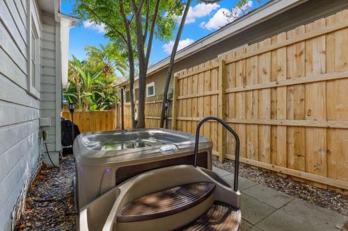Ảnh trong thư viện ảnh của The Hyde Out - Cute Hyde Park Home with Private Hot Tub ở Tampa