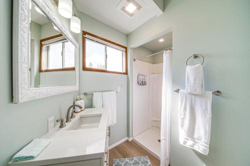 ein Badezimmer mit Waschbecken und Spiegel in der Unterkunft Less Than 1 Mi to Lake Washington Peaceful Apt in Kenmore in Kenmore
