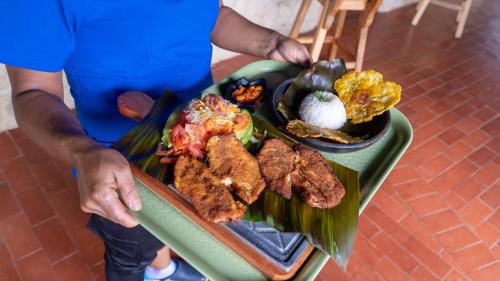 Makanan di atau berdekatan hotel
