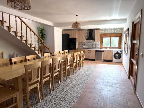 a kitchen and dining room with a long table and chairs at Villa Ibañez Alto in Villanueva del Arzobispo