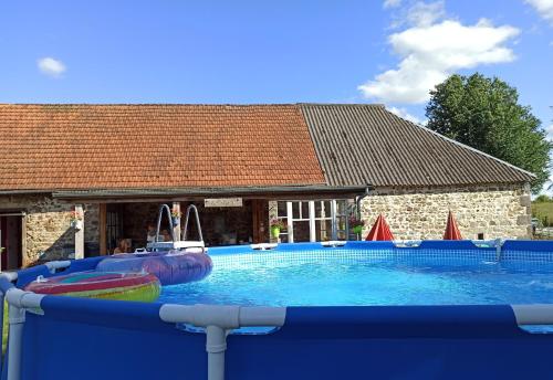 - une grande piscine gonflable dans l'établissement Cool Under Canvas, à Miremont