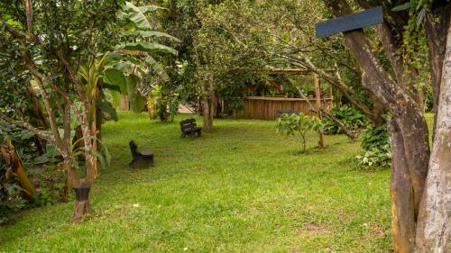 Taman di luar Natural Luxury Birding Lodge