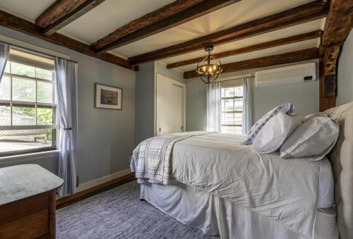 ロックポートにあるThe Perch featuring Elevated Harbor Views in Rockportのベッドと窓のある寝室