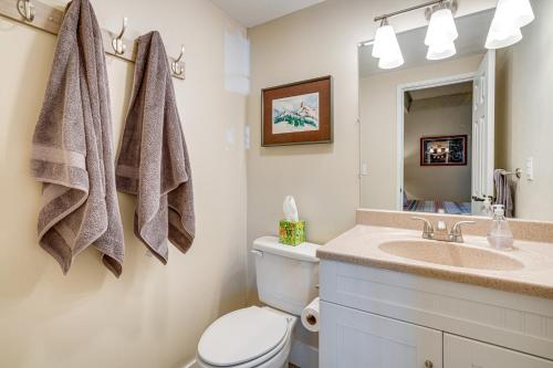 2 Blocks to Main St Downtown Frisco Condo!にあるバスルーム