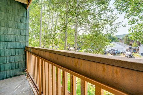 2 Blocks to Main St Downtown Frisco Condo!にあるバルコニーまたはテラス