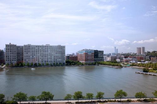 ホテルの近くを流れる川の景色