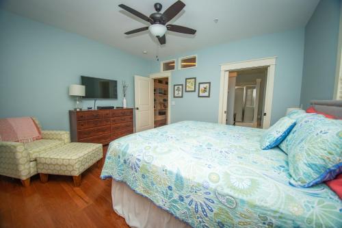 een slaapkamer met een bed en een plafondventilator bij Newly Listed - Spacious Condo with Private Balcony in Beaufort