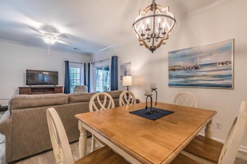 Μια τηλεόραση ή/και κέντρο ψυχαγωγίας στο NEW LISTING! Views of Intracoastal Waterway - Sleep 4