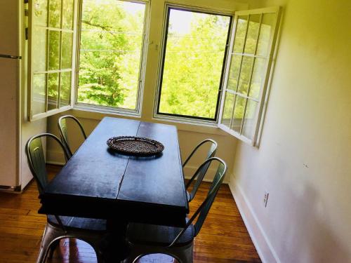 Gambar di galeri bagi Sunny & Open 2 Bdrm - Close to Stowe Village, Shopping, Mtn Views! di Stowe