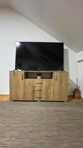 Televisyen dan/atau pusat hiburan di Apartman ARIA