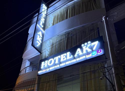 a hotelasy sign on the side of a building at Hotel AK7 in Nazca