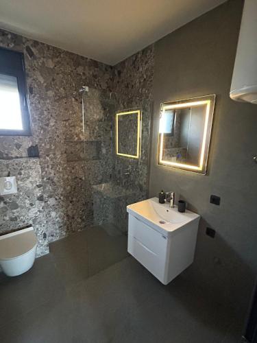 Ένα μπάνιο στο Apartament Lialda