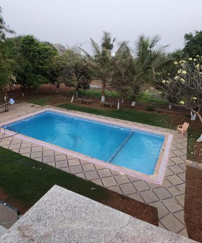 Πισίνα στο ή κοντά στο BluePebble Villa Private Pool Retreat by Homeyhuts